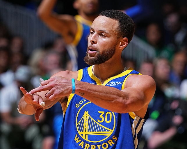 Curry afslutter livstidskontrakt med Under Armour